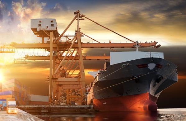 美國(guó)作為全球非常大的經(jīng)濟(jì)體之一，其貨代業(yè)為全球貿(mào)易提供關(guān)鍵支持