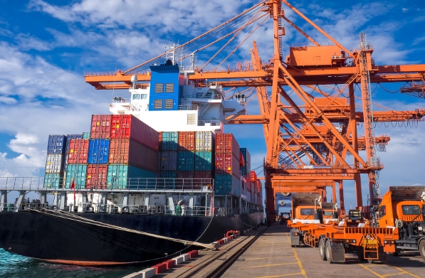 在全球化浪潮中美國海運作為連接世界經(jīng)濟(jì)的血脈，其重要性不言而喻