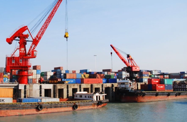 美國作為全球大的經(jīng)濟(jì)體之一，其海運業(yè)已成為連接世界的橋梁